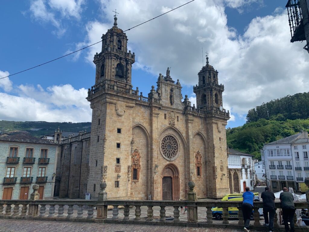 Catedral arrodillada de Mondoñedo, una de las imperdibles excursiones en la provincia de Lugo