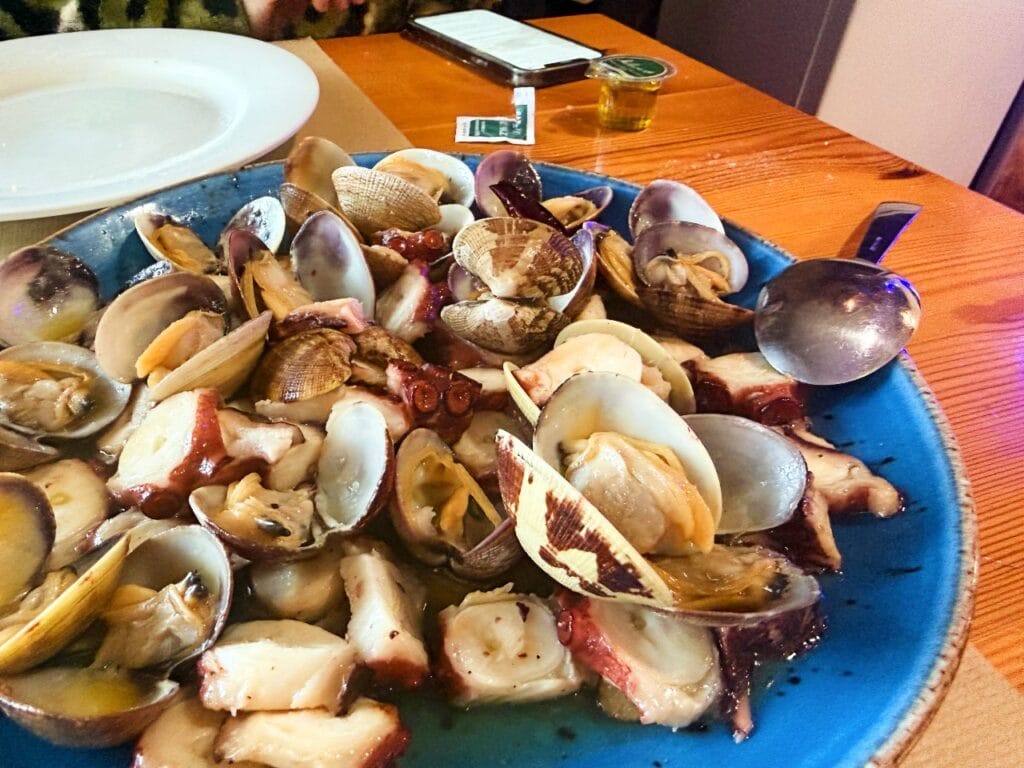 Pulpo con almejas en restaurante O Cuberto, Carnota